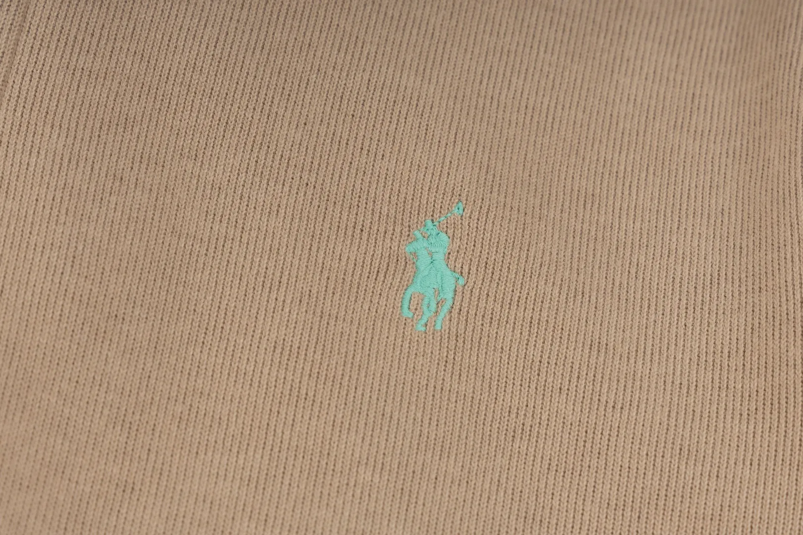 P230 #R97 Ralph lauren twelve-color embroidered pony logo half-zip high-neck long-sleeved knitted sweatshirt. The same style for men and women. The new half-zip sweatshirt for couples to wear in autumn is here! This kind of sweatshirt is really popular this year, even more popular than the hooded sweatshirt. Open the zipper and it can be used as a large lapel, which makes it more fashionable. The color of the classic design of the little war horse on the chest is matched with the embroidery. The simple zipper design echoes the brand logo, so you don’t need to match too much. The sweater version is loose enough! The fabric is custom-woven and dyed 100 cotton. 320g high gram weight 100% cotton knitted cotton with a certain thickness. The fabric is soft and comfortable, and the three-dimensional fabric is full of texture. The stitching is three needles and five threads, which is beautiful and strong. The pattern is also good. Although it is loose, it does not look bulky! - It is not a popular color scheme on the street. The color is pure and highly recommended. The upper body has a particularly high rate of turning heads. Loose style. Big drop shoulder OS style. Same style for men and women. Couple wear. Versatile and practical! Color: Gray, navy, khaki, green label, oatmeal brown label, apricot, black, army green, burgundy, pink, dark gray, light blue, white. Size: S M L XL Length: 70/72/74/76 Bust: 53.5/55.5/57.5/58.5 Shoulder width: 44/45/46/47 Sleeve length: 61/62/63/64